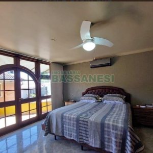 Casa com 356m², 5 dormitórios, 2 vagas, no bairro Charqueadas em Caxias do Sul para Comprar