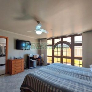 Casa com 356m², 5 dormitórios, 2 vagas, no bairro Charqueadas em Caxias do Sul para Comprar