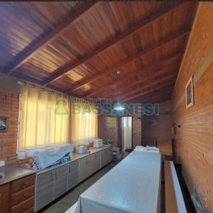 Casa com 356m², 5 dormitórios, 2 vagas, no bairro Charqueadas em Caxias do Sul para Comprar