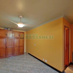 Casa com 356m², 5 dormitórios, 2 vagas, no bairro Charqueadas em Caxias do Sul para Comprar