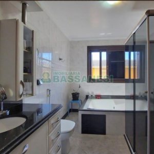 Casa com 356m², 5 dormitórios, 2 vagas, no bairro Charqueadas em Caxias do Sul para Comprar