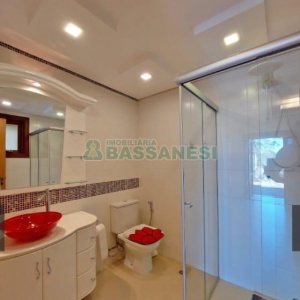 Casa com 356m², 5 dormitórios, 2 vagas, no bairro Charqueadas em Caxias do Sul para Comprar