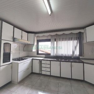 Casa com 232m², 3 dormitórios, 1 vaga, no bairro Cruzeiro em Caxias do Sul para Alugar
