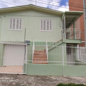 Casa com 110m², 3 dormitórios, 1 vaga, no bairro Medianeira em Caxias do Sul para Comprar