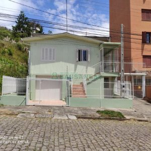 Casa com 110m², 3 dormitórios, 1 vaga, no bairro Medianeira em Caxias do Sul para Comprar