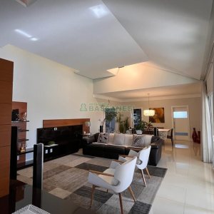 Casa com 874m², 4 dormitórios, 6 vagas, no bairro Cinqüentenário em Caxias do Sul para Comprar