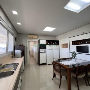 Casa com 874m², 4 dormitórios, 6 vagas, no bairro Cinqüentenário em Caxias do Sul para Comprar