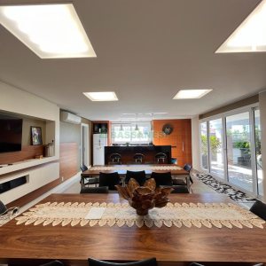 Casa com 874m², 4 dormitórios, 6 vagas, no bairro Cinqüentenário em Caxias do Sul para Comprar