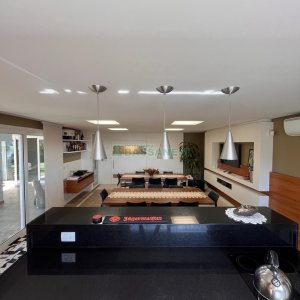 Casa com 874m², 4 dormitórios, 6 vagas, no bairro Cinqüentenário em Caxias do Sul para Comprar