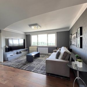 Casa com 874m², 4 dormitórios, 6 vagas, no bairro Cinqüentenário em Caxias do Sul para Comprar