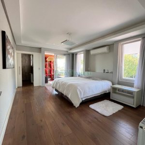 Casa com 874m², 4 dormitórios, 6 vagas, no bairro Cinqüentenário em Caxias do Sul para Comprar