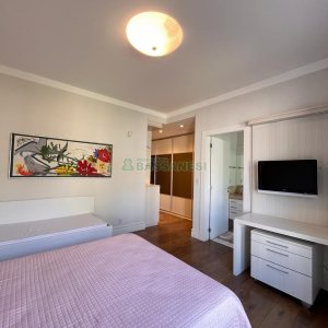 Casa com 874m², 4 dormitórios, 6 vagas, no bairro Cinqüentenário em Caxias do Sul para Comprar