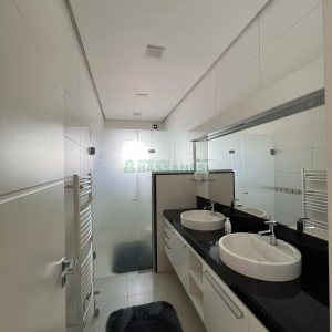 Casa com 874m², 4 dormitórios, 6 vagas, no bairro Cinqüentenário em Caxias do Sul para Comprar