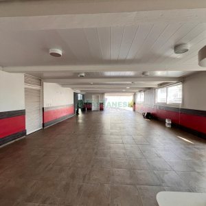 Casa com 874m², 4 dormitórios, 6 vagas, no bairro Cinqüentenário em Caxias do Sul para Comprar