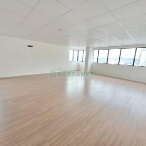 Sala com 77m², 1 vaga, no bairro Pio X em Caxias do Sul para Alugar