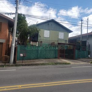Casa com 120m², 3 dormitórios, 2 vagas, no bairro Pioneiro em Caxias do Sul para Comprar