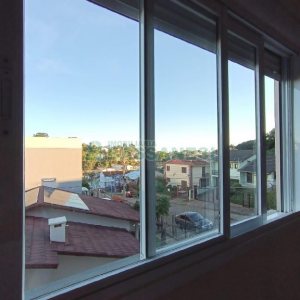 Sobrado com 80m², 2 dormitórios, 1 vaga, no bairro Cidade Nova em Caxias do Sul para Alugar