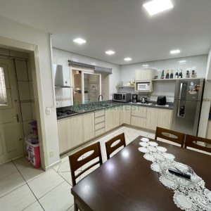 Sobrado com 79m², 2 dormitórios, 1 vaga, no bairro Santa Catarina em Caxias do Sul para Comprar