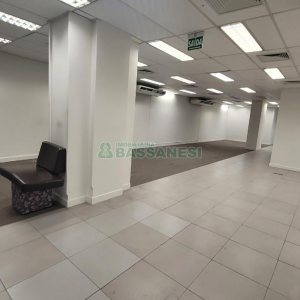 Loja com 1111m², 2 vagas, no bairro Centro em Caxias do Sul para Alugar