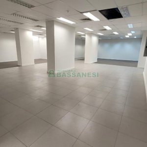 Loja com 1111m², 2 vagas, no bairro Centro em Caxias do Sul para Alugar