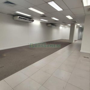 Loja com 1111m², 2 vagas, no bairro Centro em Caxias do Sul para Alugar