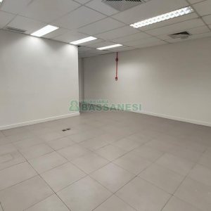 Loja com 1111m², 2 vagas, no bairro Centro em Caxias do Sul para Alugar
