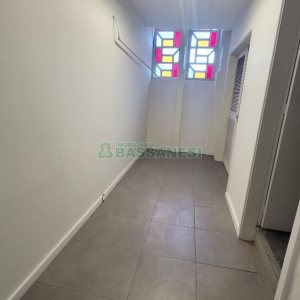 Loja com 1111m², 2 vagas, no bairro Centro em Caxias do Sul para Alugar