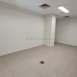 Loja com 1111m², 2 vagas, no bairro Centro em Caxias do Sul para Alugar