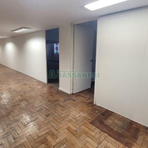 Loja com 1111m², 2 vagas, no bairro Centro em Caxias do Sul para Alugar