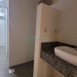 Loja com 1111m², 2 vagas, no bairro Centro em Caxias do Sul para Alugar