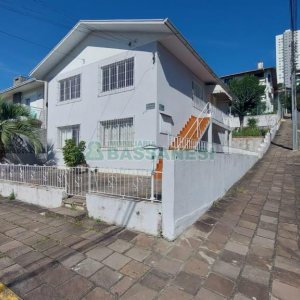 Casa com 90m², 3 dormitórios, 1 vaga, no bairro Universitário em Caxias do Sul para Alugar