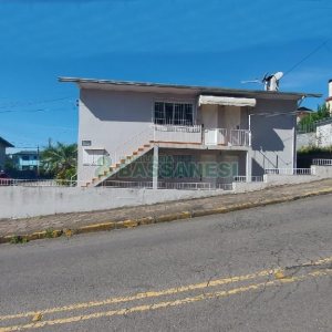 Casa com 90m², 3 dormitórios, 1 vaga, no bairro Universitário em Caxias do Sul para Alugar