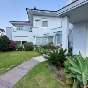 Casa com 552m², 4 dormitórios, 4 vagas, no bairro Sant Etiene em Caxias do Sul para Comprar