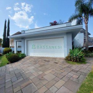 Casa com 552m², 4 dormitórios, 4 vagas, no bairro Sant Etiene em Caxias do Sul para Comprar