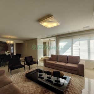 Casa com 552m², 4 dormitórios, 4 vagas, no bairro Sant Etiene em Caxias do Sul para Comprar