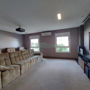 Casa com 552m², 4 dormitórios, 4 vagas, no bairro Sant Etiene em Caxias do Sul para Comprar