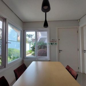 Casa com 552m², 4 dormitórios, 4 vagas, no bairro Sant Etiene em Caxias do Sul para Comprar