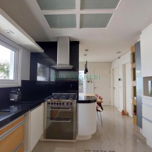 Casa com 552m², 4 dormitórios, 4 vagas, no bairro Sant Etiene em Caxias do Sul para Comprar