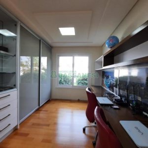 Casa com 552m², 4 dormitórios, 4 vagas, no bairro Sant Etiene em Caxias do Sul para Comprar