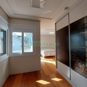 Casa com 552m², 4 dormitórios, 4 vagas, no bairro Sant Etiene em Caxias do Sul para Comprar