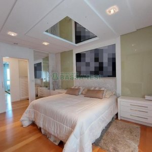 Casa com 552m², 4 dormitórios, 4 vagas, no bairro Sant Etiene em Caxias do Sul para Comprar