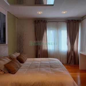 Casa com 552m², 4 dormitórios, 4 vagas, no bairro Sant Etiene em Caxias do Sul para Comprar