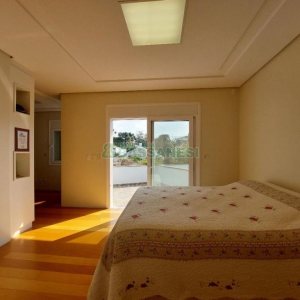 Casa com 552m², 4 dormitórios, 4 vagas, no bairro Sant Etiene em Caxias do Sul para Comprar