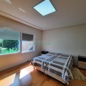 Casa com 552m², 4 dormitórios, 4 vagas, no bairro Sant Etiene em Caxias do Sul para Comprar