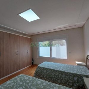 Casa com 552m², 4 dormitórios, 4 vagas, no bairro Sant Etiene em Caxias do Sul para Comprar