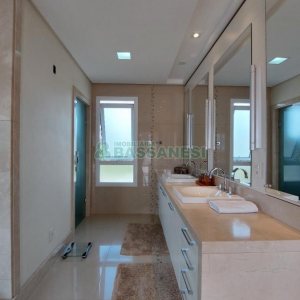 Casa com 552m², 4 dormitórios, 4 vagas, no bairro Sant Etiene em Caxias do Sul para Comprar