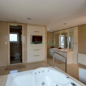 Casa com 552m², 4 dormitórios, 4 vagas, no bairro Sant Etiene em Caxias do Sul para Comprar