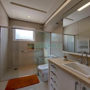 Casa com 552m², 4 dormitórios, 4 vagas, no bairro Sant Etiene em Caxias do Sul para Comprar