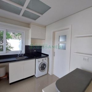 Casa com 552m², 4 dormitórios, 4 vagas, no bairro Sant Etiene em Caxias do Sul para Comprar