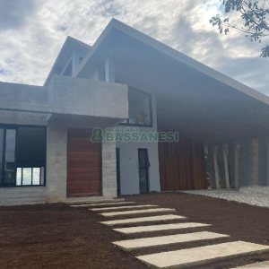 Casa com 1130m², 4 dormitórios, 2 vagas, no bairro São Ciro em Caxias do Sul para Comprar